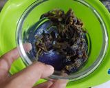 Hình bước làm 1 của món Xôi đậu biếc ăn với khô gà lá chanh nấu bằng nồi cơm điện