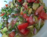 Foto del paso 4 de la receta: Ensalada de pepino, tomate y aguacate aliñada con agua de mar