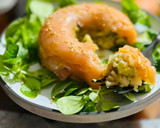 Foto del paso 8 de la receta: Ensalada Donuts de salmón 🥯 🍣 🧅 🍏 🥑 🌾 🍃