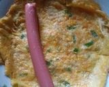 Foto langkah ke 4 dari resep Telur Dadar Gulung Sosis.