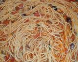 Foto del passaggio 5 della ricetta Spaghetti al pomodoro con #alici #capperi ed #olive