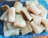 Foto del paso 1 de la receta: Bocaditos de bacalao en tempura con miel