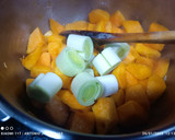 Foto del paso 2 de la receta: Crema de calabaza con puerro y ajos tiernos