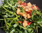Foto langkah ke 4 dari resep Cah Kangkung Tempe.