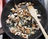 Foto del paso 4 de la receta: Bacalao y patatas con salsa de coco, setas y frutos secos