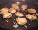 Foto del paso 3 de la receta: Ostras gratinadas con mixto de carne y marisco