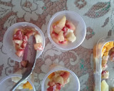 Foto del paso 2 de la receta: Frutiletas 🍭 🍑🥭🍌🍓🍏🍍 🥛🥛🥛