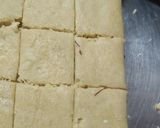 केसरिया सूजी की बर्फी (kesariya suji ki burfi recipe in Hindi) रेसिपी चरण 8 फोटो