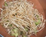 A picture of step 3 of Stir-Fried Bean Sprouts with Luffa Gourd.