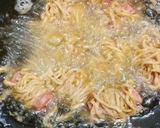 Foto langkah ke 5 dari resep Mie Gulung Sosis Tanpa Telur.