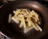 Foto del paso 5 de la receta Filetes de pollo especiados, con patatas fritas y huevo con yema frita