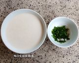 A picture of step 2 of Bánh lá mít - Rau Mơ (Pandan Leaf and Wild Betel Leaf Rice Cakes).