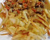 Foto del paso 9 de la receta: Salteado de carne de cerdo con patatas fritas