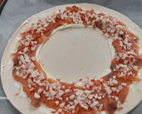 Foto del paso 5 de la receta: Corona de hojaldre con salmón ahumado, surimi y queso crema. Sin gluten