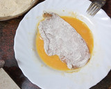 Foto del paso 1 de la receta: Milanesas de pollo al ajillo con papas fritas onduladas