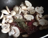 Foto del paso 2 de la receta: Estofado de salchichas con champiñones y cebolla roja caramelizada