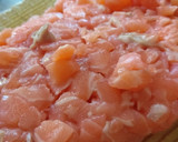 Foto del paso 2 de la receta: Tartar de salmón con guacamole destructurado y arroz