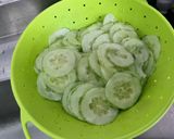 Une image de l'étape 2 de Salade de concombre mariné à la crème, persil et oignon rouge.