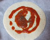 Foto del paso 2 de la receta: Pizza de pulpo, palitos de cangrejo y verdura