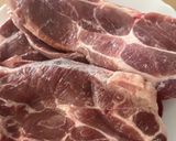 Foto del paso 3 de la receta: Chuletas, patata cocida y vinagreta agridulce de pepinillos con tomate seco