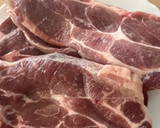 Foto del paso 3 de la receta: Chuletas, patata cocida y vinagreta agridulce de pepinillos con tomate seco