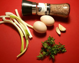 Foto del paso 2 de la receta: Huevos de gallinas silvestres, con ajos y prejil
