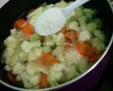 Foto langkah ke 4 dari resep Bening Wortel & Kembang Kol.