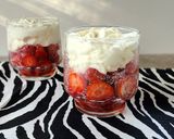 Foto del paso 4 de la receta: 🍓Frutillas con crema en vasito 🍓Especiales, con sabor a infancia 🍓