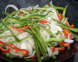 Foto del paso 5 de la receta: Fajitas integrales de pollo con toque de Moriles