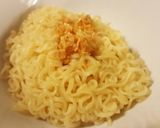 รูปขั้นตอนการทำที่ 3 ของ บะหมี่ซอสพริกไทยดำกุ้งสด
