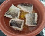 Foto del paso 4 de la receta: Merluza de pincho confitada al pil pil con patatitas y zanahorias hervidas