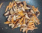 Foto langkah ke 3 dari resep Tumis Jamur Wortel.