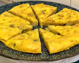 Foto del paso 3 de la receta: Tortilla de patatas con pimientos verdes & cebolla y pan casero multicereales
