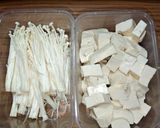 Foto langkah ke 1 dari resep Sup sawi tahu jamur.