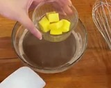 Foto langkah ke 2 dari resep Mochi Chocolate Cream Strawberry.