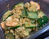 รูปขั้นตอนการทำที่ 4 ของ ซูกินี่ผัดไข่ใส่กุ้ง