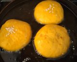Foto langkah ke 5 dari resep Roti Goreng Labu Kuning.