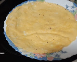 Foto del paso 2 de la receta: Rollo de tortilla con jamón y queso