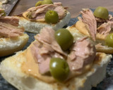 Foto del paso 5 de la receta: Brioche de melva de Andalucía, mayonesa ahumada y aceitunas