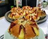 Foto langkah ke 7 dari resep Mozzabeef Garlic Bread.