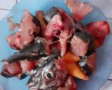 Foto langkah ke 1 dari resep Sop ikan tenggiri.