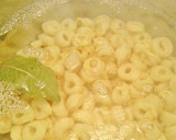 Foto del paso 4 de la receta: Quiche de tortellinis con bacon y calabacín