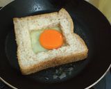 Foto langkah ke 3 dari resep Melted Egg & Cheese Bread.