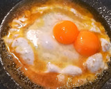 Foto del paso 6 de la receta: Huevos rotos con gulas y langostinos