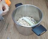 Foto del paso 1 de la receta: Guiso de calamarcitos con alubias