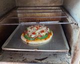 Foto langkah ke 4 dari resep 3. Pizza tipis rumahan.