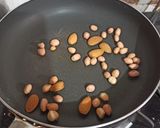 A picture of step 3 of Til gur ladoo.
