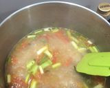 Foto langkah ke 4 dari resep Sup Tulang Salmon Asam Pedas.