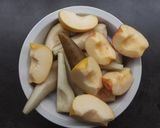 Almás-körtés csirkecomb krumplipürével recept fázis 2 fotója