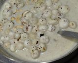 खोया काजू मखाना व्हाइट ग्रेव्ही (khoya kaju makhana with white gravy recipe in marathi) रेसिपी स्टेप 3 फोटो 